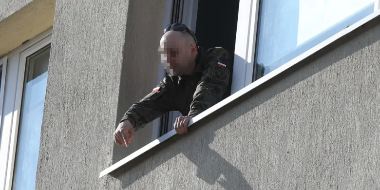 Mężczyzna grozi, że skoczy z 5. piętra bloku na ul. Barczewskiego. "Wywiady będą później" [ZDJĘCIA]