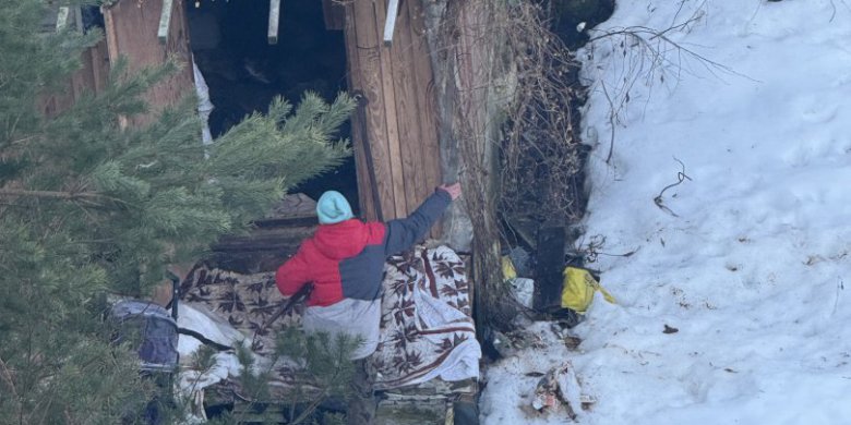 Libacje, hałasy i nieczystości przy ul. Tuwima. Służby mają „związane ręce” [ZDJĘCIA, WIDEO]
