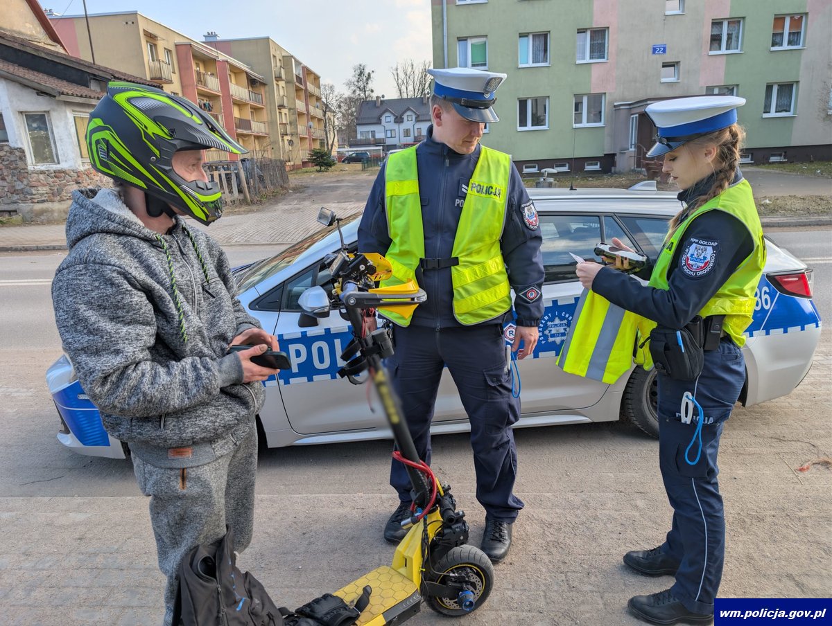 Policjanci z Warmii i Mazur przyjrzeli się hulajnogistom. 382 kontrole, 112 pogadanek