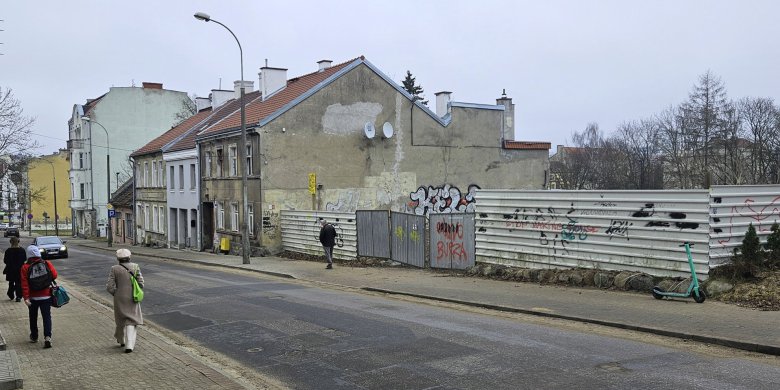 Budują przy starej alei Warszawskiej. Pośród stuletnich kamienic zagości XXI wiek [ZDJĘCIA]