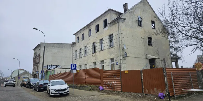 Najpierw płonęła, później chciano ją wyburzyć.  Zabytkowa kamienica przy al. Warszawskiej 35 odżyje?