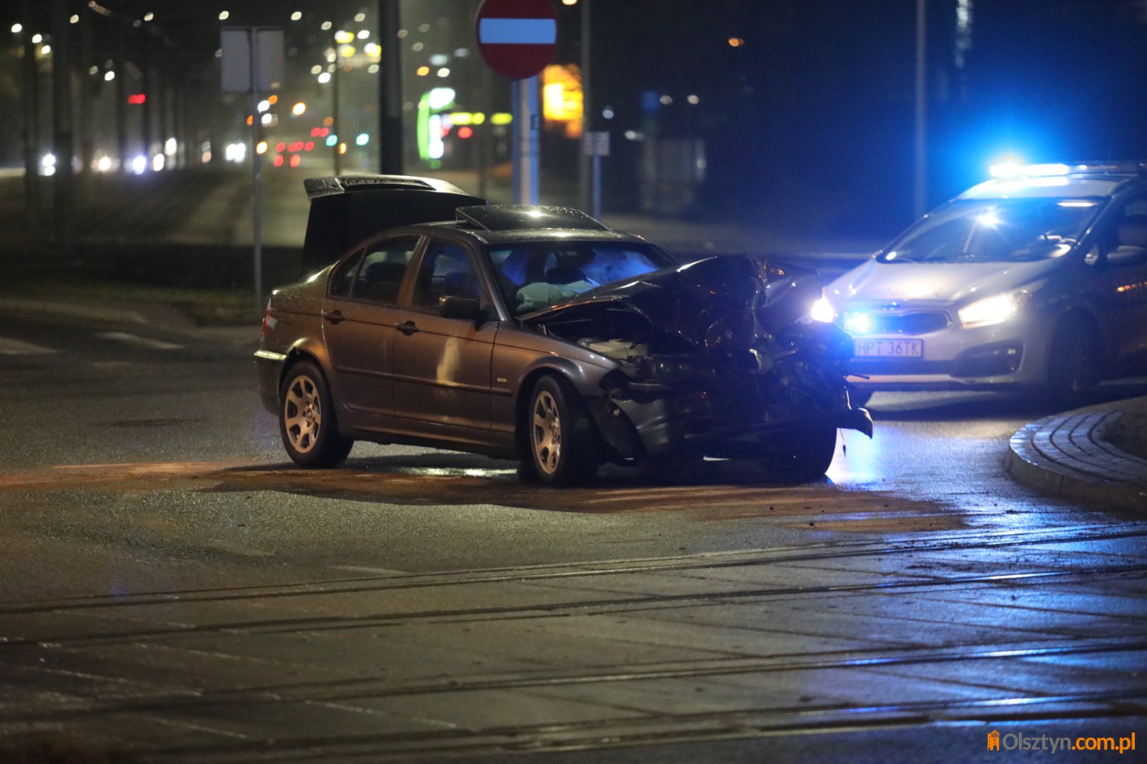 19-latek w BMW wjechał w tramwaj przy Europa Center