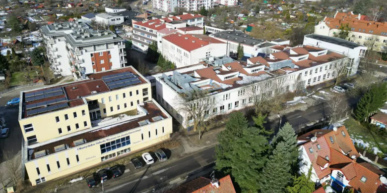 Deweloperzy "krążą" nad dawną Olsztyńską Szkołą Wyższą? Mieszkańcy boją się, że rozbiorą basen jak stadion