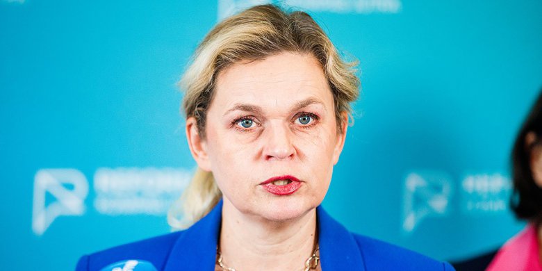 Szefowa MEN, Barbara Nowacka zapowiada w Olsztynie zakaz używania smartfonów w szkołach już od września