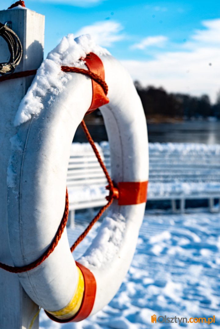 Zamiast brawurowej przejażdżki - kąpiel w Ukielu. 28-latek wjechał rowerem na cienki lód