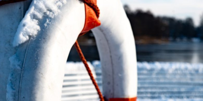 Zamiast brawurowej przejażdżki - kąpiel w Ukielu. 28-latek wjechał rowerem na cienki lód