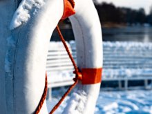 Zamiast brawurowej przejażdżki - kąpiel w Ukielu. 28-latek wjechał rowerem na cienki lód