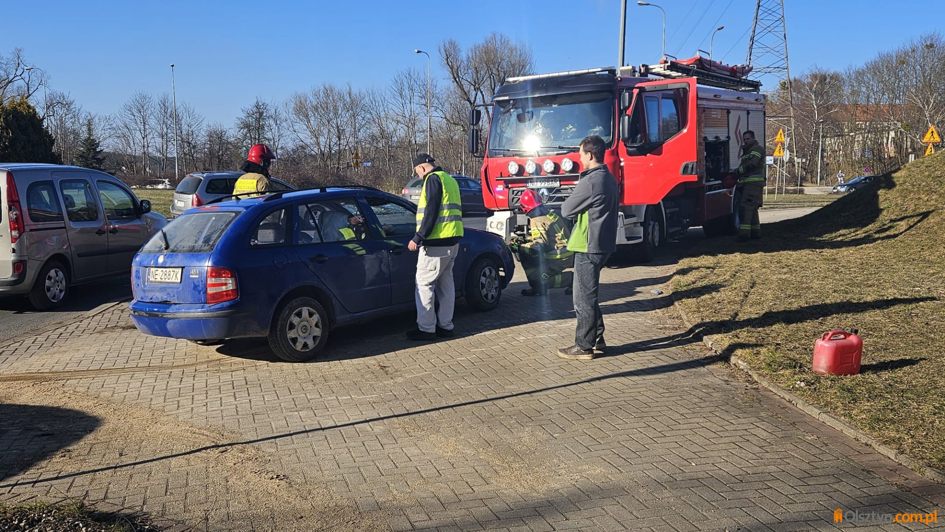 Groźne dachowanie na rondzie OKS w Olsztynie. 44-latek wymusił pierwszeństwo [ZDJĘCIA]