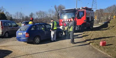 Groźne dachowanie na rondzie OKS w Olsztynie. 44-latek wymusił pierwszeństwo [ZDJĘCIA]