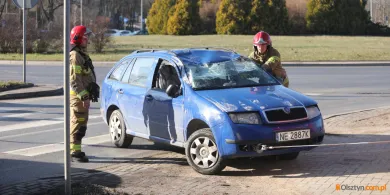 Groźne dachowanie na rondzie OKS w Olsztynie. 44-latek wymusił pierwszeństwo [ZDJĘCIA]