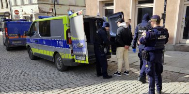 Artykuł: Wyszedł ze znajomymi na olsztyńską starówkę. Wróci do domu za rok [ZDJĘCIA]
