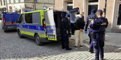 Wyszedł ze znajomymi na olsztyńską starówkę. Wróci do domu za rok [ZDJĘCIA]