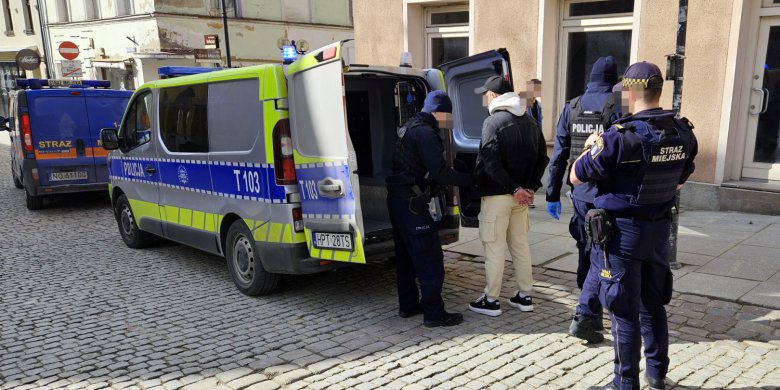 Wyszedł ze znajomymi na olsztyńską starówkę. Wróci do domu za rok [ZDJĘCIA]