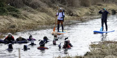 Za nami XXI Skorpenowy Spływ Łyną. Nurkowie wskoczyli do rzeki na powitanie wiosny [ZDJĘCIA]