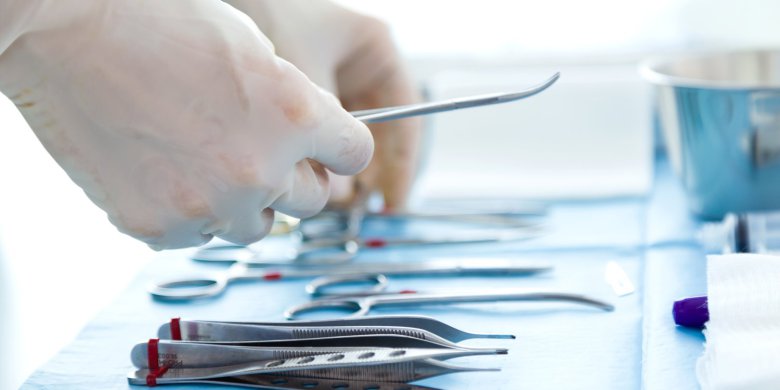 Usuwanie tłuszczaka prywatnie – jak się zapisać i jak przebiega zabieg?