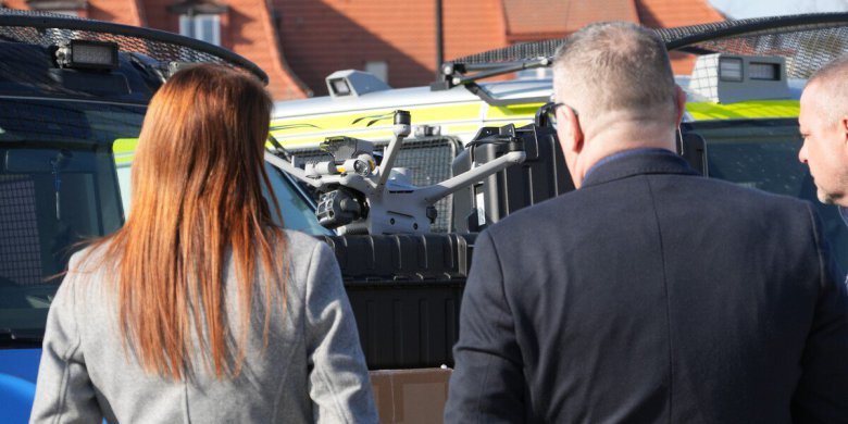 Drony za ponad 200 tys. zł trafiły do policjantów z Warmii i Mazur. Pomogą w szukaniu zaginionych