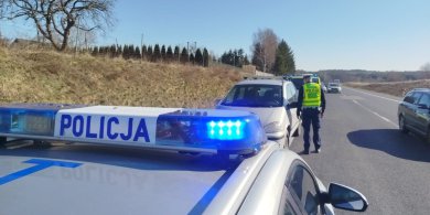 Artykuł: Barczewo. Policja szykowała blokady na "szesnastce". Pościg za 37-latkiem skończył się wcześniej