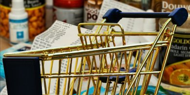 Artykuł: Wojna na Bliskim Wschodzie. Polacy boją się wzrostu cen przed świętami. Eksperci uspokajają