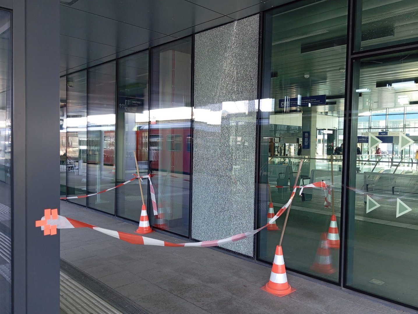 Nowe problemy dworca Olsztyn Główny. Tym razem pękła szyba