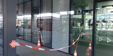 Nowe problemy dworca Olsztyn Główny. Tym razem pękła szyba