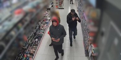 Artykuł: Olsztyn. Dzielili się zapaszkami jak gołąbeczki. Na komendzie też będą tak uroczy? [WIDEO]