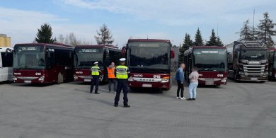 Artykuł: Olsztynek. Policja wykryła usterki w autobusach szkolnych – hamulce i szyby w złym stanie