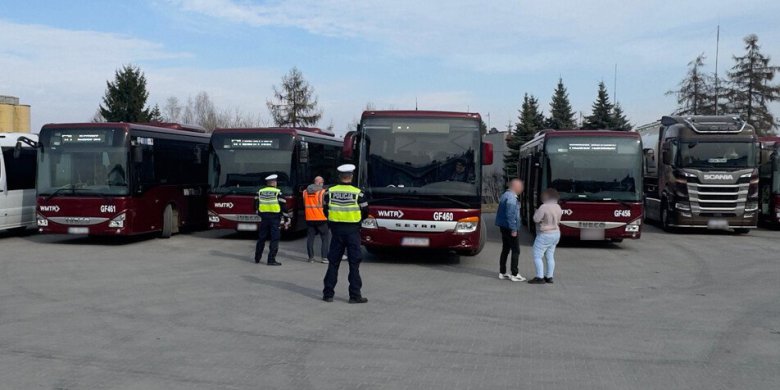 Olsztynek. Policja wykryła usterki w autobusach szkolnych – hamulce i szyby w złym stanie