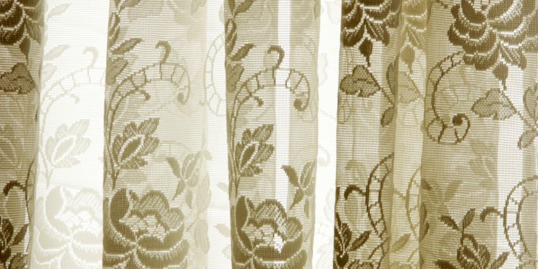 Czy firanki do salonu muszą być białe, czy warto zaszaleć z kolorem?