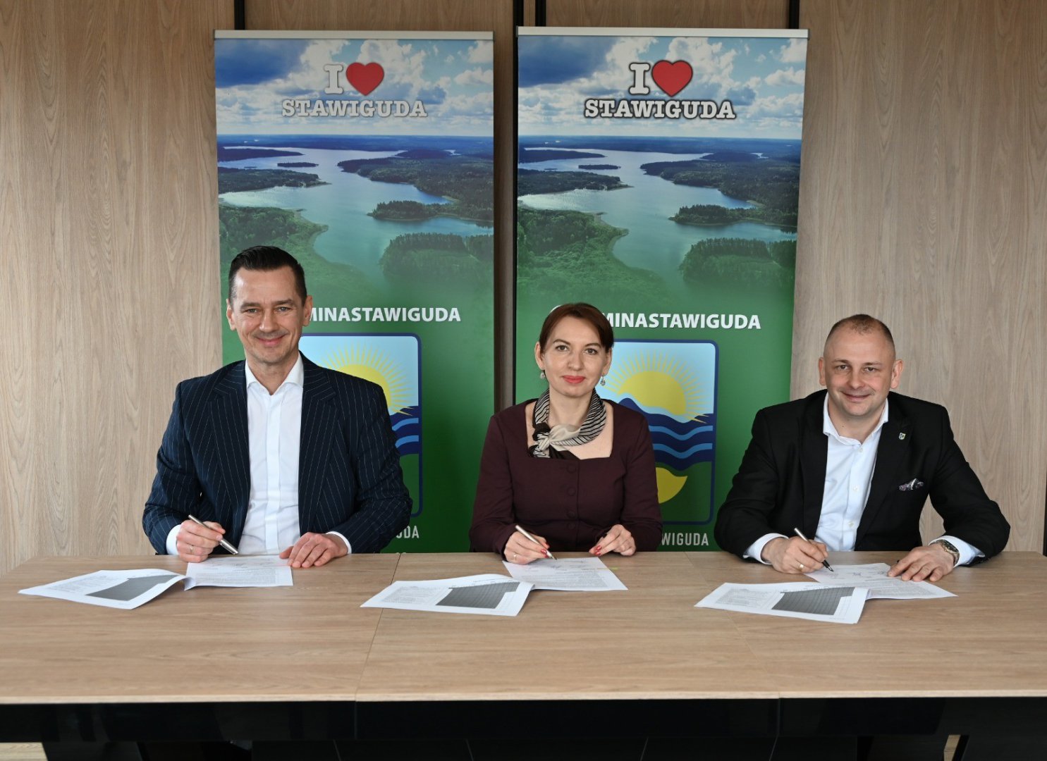 Czasem najlepsza nauka zaczyna się… od spakowania plecaka. Samorządy łączą siły dla edukacji – rusza projekt „Z plecakiem w ŚWIAT”