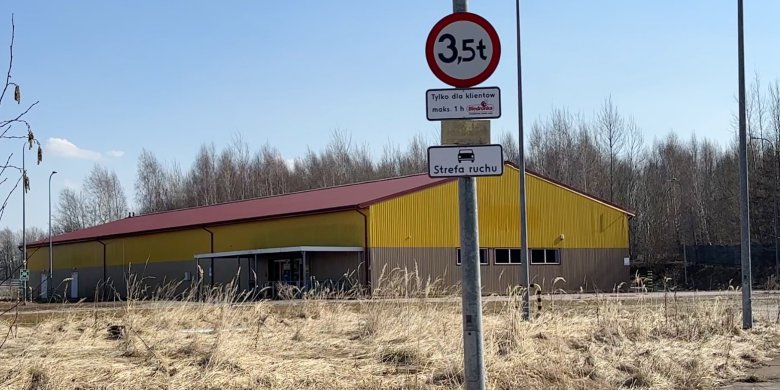 Mieszkańcy Królewca robili tu hurtowe zakupy. Dziś budynek stoi pusty. Biedronka przy granicy na sprzedaż za 2 mln zł
