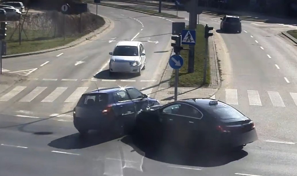 Olsztyn. "Dzwon" na os. Podgrodzie. 18-latek w Skodzie miał prawo jazdy od miesiąca [WIDEO]