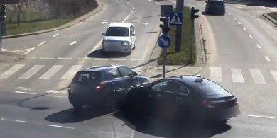 Artykuł: Olsztyn. "Dzwon" na os. Podgrodzie. 18-latek w Skodzie miał prawo jazdy od miesiąca [WIDEO]