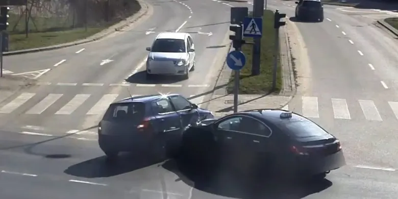 Olsztyn. "Dzwon" na os. Podgrodzie. 18-latek w Skodzie miał prawo jazdy od miesiąca [WIDEO]