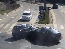 Olsztyn. "Dzwon" na os. Podgrodzie. 18-latek w Skodzie miał prawo jazdy od miesiąca [WIDEO]