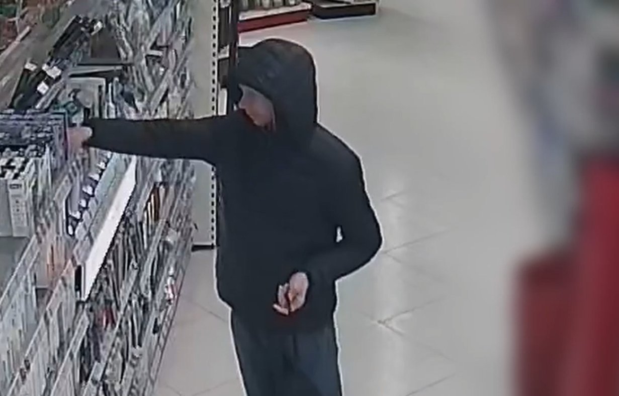 Olsztyn. Mężczyzna o szybkich dłoniach poszukiwany. Chodzi o kradzież szczoteczek [WIDEO]