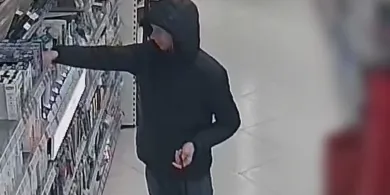 Olsztyn. Mężczyzna o szybkich dłoniach poszukiwany. Chodzi o kradzież szczoteczek [WIDEO]
