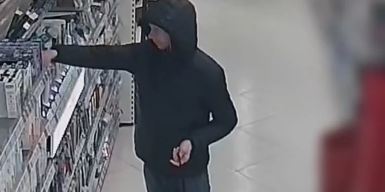 Olsztyn. Mężczyzna o szybkich dłoniach poszukiwany. Chodzi o kradzież szczoteczek [WIDEO]