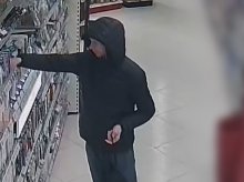 Olsztyn. Mężczyzna o szybkich dłoniach poszukiwany. Chodzi o kradzież szczoteczek [WIDEO]