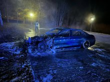 Kromerowo. Strażacy walczyli z pożarem Mercedesa [ZDJĘCIA]