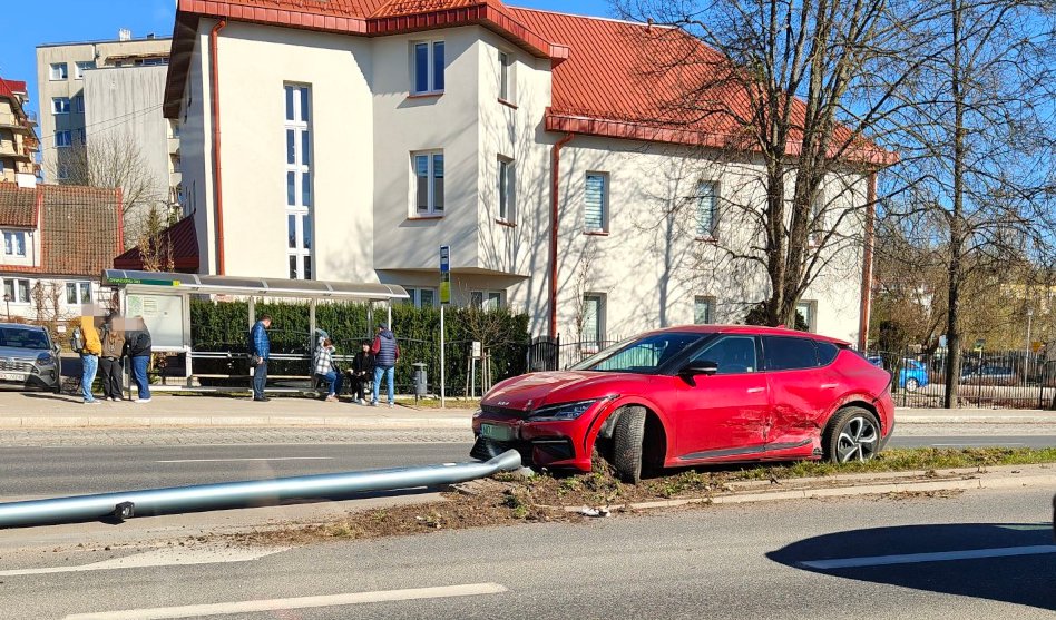 Powalona latarnia na al. Sikorskiego w Olsztynie. To efekt "spotkania" osobówek
