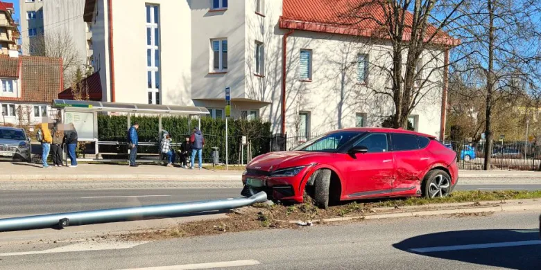 Powalona latarnia na al. Sikorskiego w Olsztynie. To efekt "spotkania" osobówek