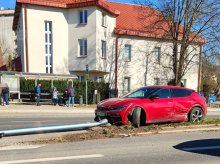 Powalona latarnia na al. Sikorskiego w Olsztynie. To efekt "spotkania" osobówek