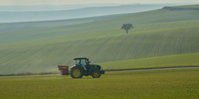 Artykuł: Jak dbać o rozsiewacz nawozów i jego części eksploatacyjne – poradnik