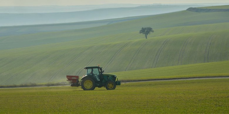 Jak dbać o rozsiewacz nawozów i jego części eksploatacyjne – poradnik