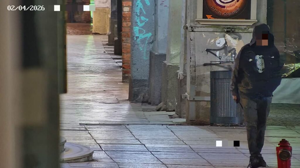 Mężczyzna z nożem zatrzymany na olsztyńskiej starówce. Monitoring wychwycił zagrożenie