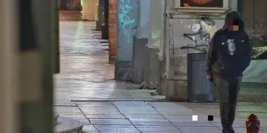 Mężczyzna z nożem zatrzymany na olsztyńskiej starówce. Monitoring wychwycił zagrożenie