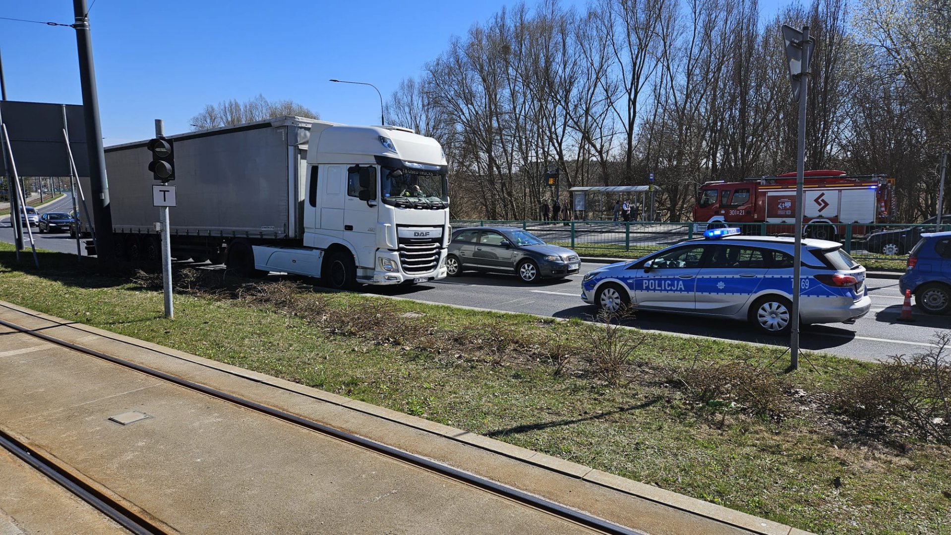 Służby na ul. Tuwima w Olsztynie. Ciężarówka "stoczyła się" na panią