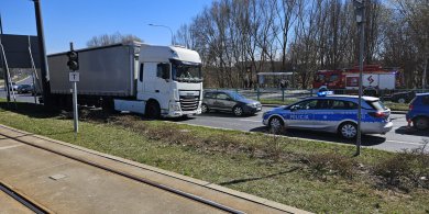 Artykuł: Służby na ul. Tuwima w Olsztynie. Ciężarówka "stoczyła się" na panią