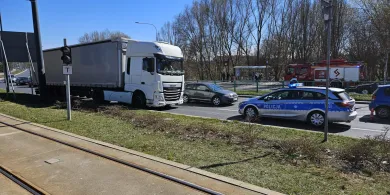 Służby na ul. Tuwima w Olsztynie. Ciężarówka stoczyła się na panią