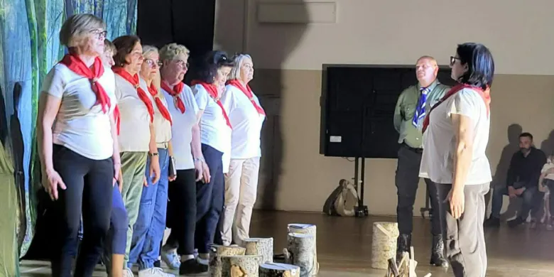 "Zemsta babci harcerki" podbiło Pieniężno – seniorki zachwyciły publiczność! [WIDEO]